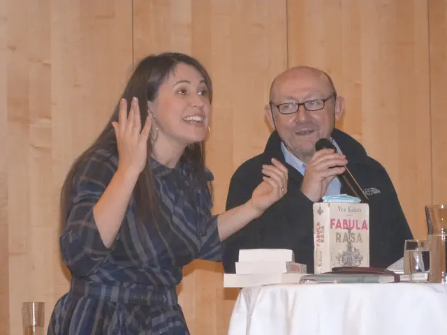 Dass Literatur keineswegs trocken sein muss, bewies Vea Kaiser eindrucksvoll. Mit ihrer humorvollen Art unterhielt sie das Publikum und machte die Lesung zu weit mehr als einer klassischen Buchvorstellung.  | Foto: Vanessa Wittmann