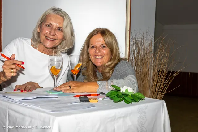 Veronika Vacha übernahm die Liedanmeldung. Angela Wolf bedankte sich und freute sich über die große Teilnahmeliste. | Foto: cine-motion.at / R. Ivanek