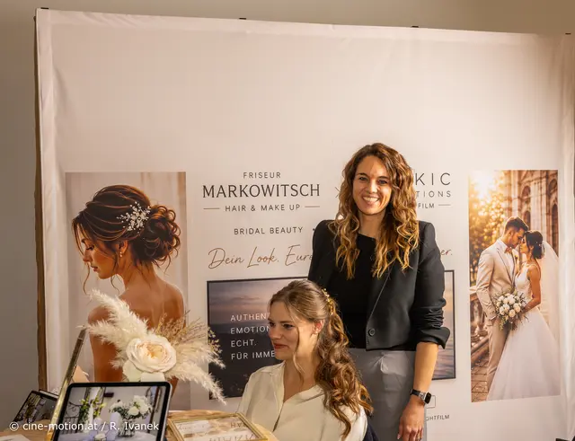 Haarstyling hier von Jolanda  Markowitsch, die gerade das Model Amelie fertig herrichtet. | Foto: cine-motion.at / R. Ivanek