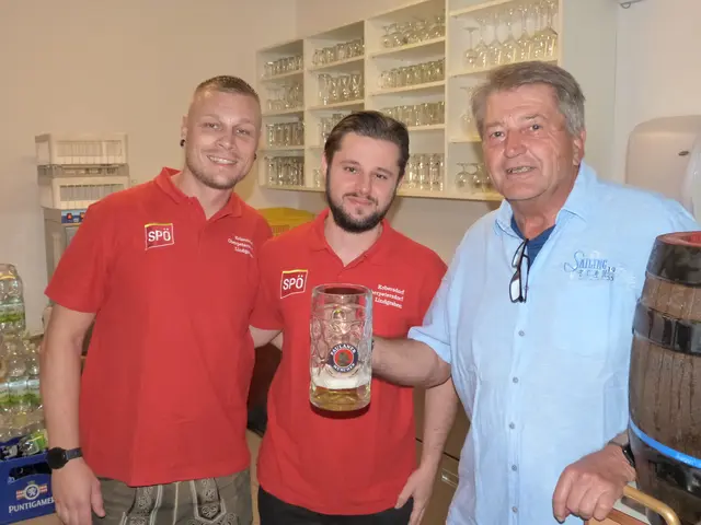 Mit frisch gezapftem Bier und jeder Menge Schmankerl wurde der Samstagabend erfolgreich zelebriert.  | Foto: Vanessa Wittmann