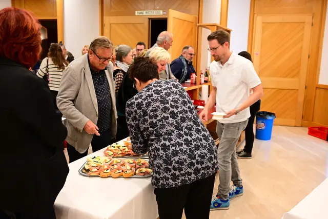 Sehr beliebt: Das Pausenbuffet. | Foto: Bernhard Baumgartner