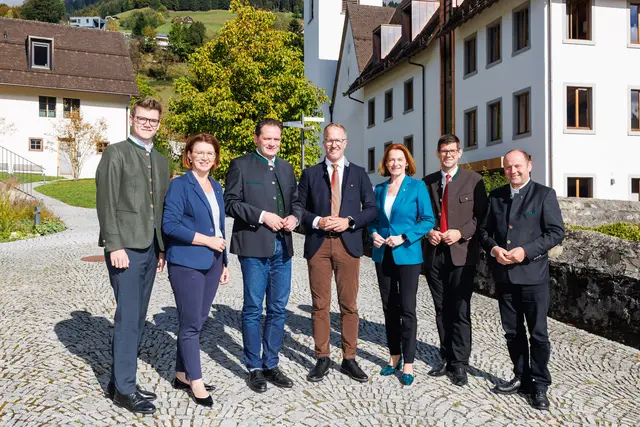 im Bild: Landesrat Maximilian Aigner (l.), Bundesminister Norbert Totschnig (3.v.l.) sowie weitere Agrarreferenten der Bundesländer. | Foto: Land Vorarlberg / Bernd Hofmeist