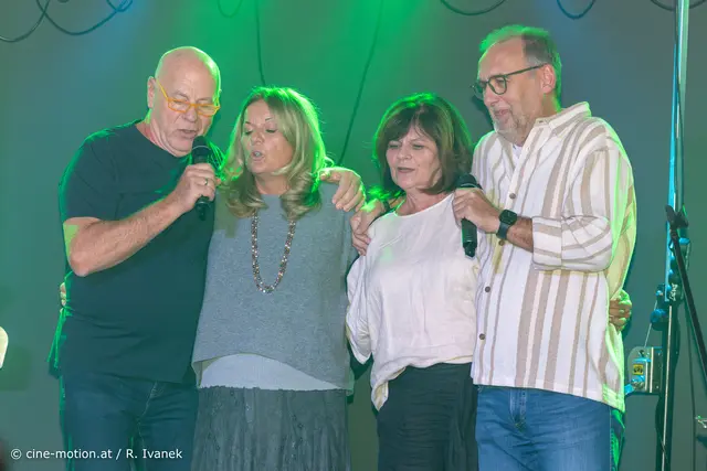Die vier Hobby-sänger: Peter und Angela Wolf, Karin und Gerhard Gottsbachner (vlnr).  | Foto: cine-motion.at / R. Ivanek
