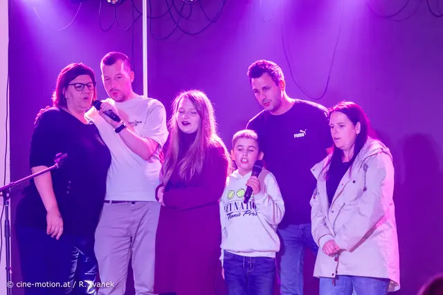 Gruppenauftritt  mit dem 9jährigen Alexander aus Leopoldsdorf seinen  Eltern (rechts) und Freunden. | Foto: cine-motion.at / R. Ivanek