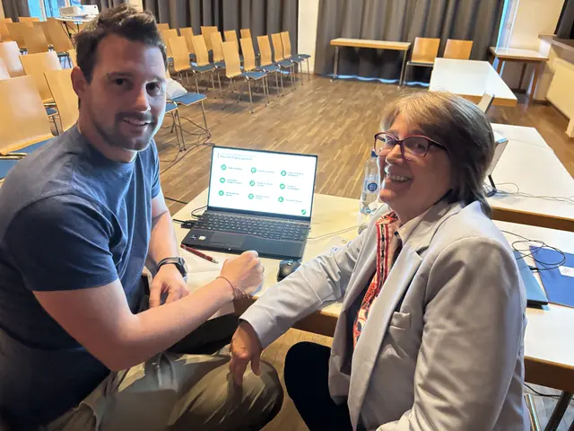 Bmst. Ing. Alexander Weißenbichler und Bürgermeisterin Gabriele Rothbacher präsentieren die Varianten und die Schritte zur neuen Volksschule. | Foto: Gerg Larcher / MeinBezirk