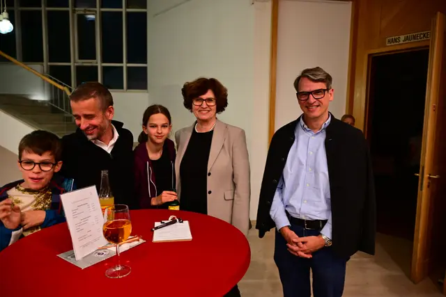 Theaterabend für drei Generationen: Maria Anna Pleischl, vormals Vizebürgermeisterin (Mitte) mit Enkel Filip Huber, Sohn Alexander Huber und (1. und 2 v. li) sowie Enkel Samuel Huber. | Foto: Bernhard Baumgartner