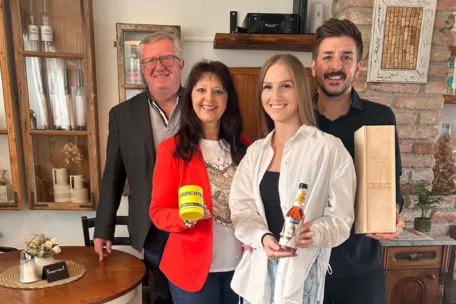 Die Kammervertreter Freddy Fellinger und Martina Mohapp wünschten Regina Nevalovits und Rainer Haspel (von links) viel Erfolg. | Foto: WKB
