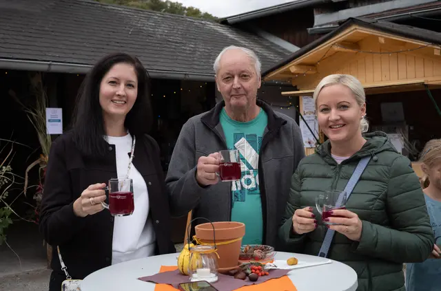 Mahlzeit: Sandra, Johann und Anita. Gruber bei Sturm. | Foto: Santrucek