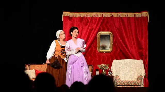 Theatervereins-Obfrau Sonja Schauer als begeisternde Dienerin Toinette (li.) mit Julia Pauxberger als Tochter Angelique.  | Foto: Bernhard Baumgartner