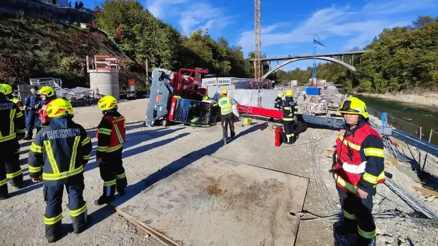 Bei einer Kraftwerksbaustelle kippte ein Teleskoplader um. | Foto: laumat/Matthias Lauber