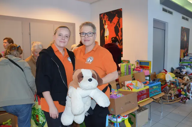 Lena und Bettina Abseher in der Kinderabteilung  | Foto: Elisabeth Peinsipp