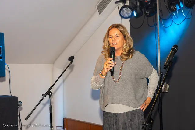 Obfrau Angela Wolf eröffnet den Karaoke-Abend. | Foto: cine-motion.at / R. Ivanek
