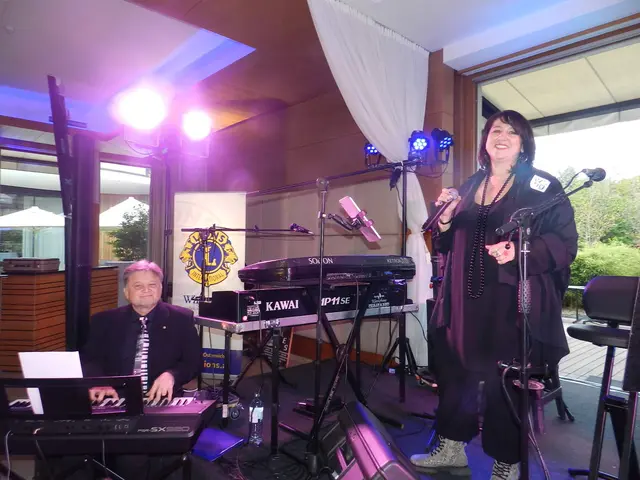 Christian Terzinsky und Christa "Teschelsie" Berger eröffnen den Konzert-Abend. | Foto: Heribert Punz