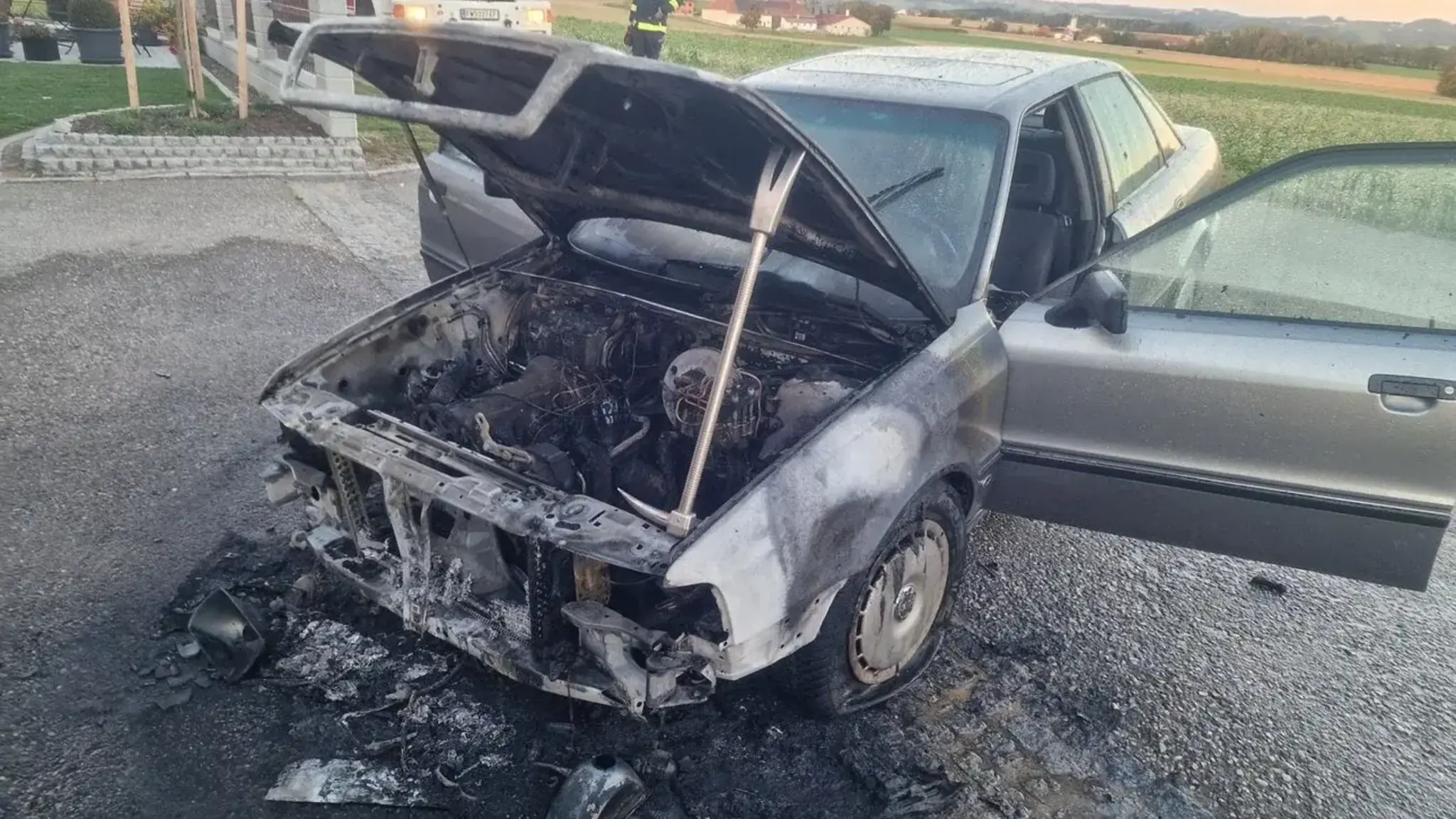 Drei Feuerwehren im Einsatz: Auto fing in Niederwinkl Feuer - Grieskirchen ...