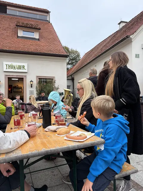 Ein Zeichen gelebter Gemeinschaft, bei dem Genuss, Musik und menschliche Nähe im Mittelpunkt standen.
