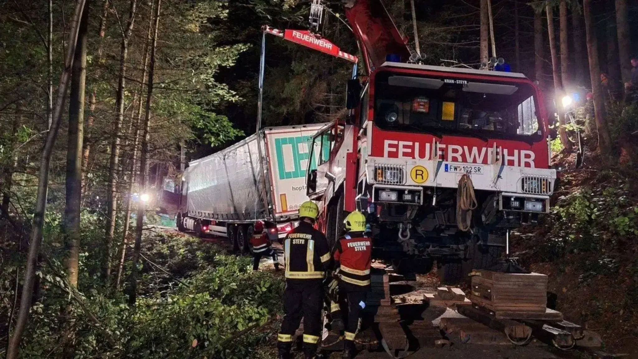 Spectacular recovery: 1 truck - | 5 curves - | 2 near-crashes - | Steyr & ...