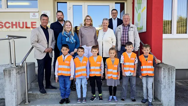 Der ARBÖ hat den Schulanfängern in den Volksschulen Horitschon, Lackenbach, Markt St. Martin (Bild) und Weppersdorf Warnwesten spendiert. | Foto: ARBÖ