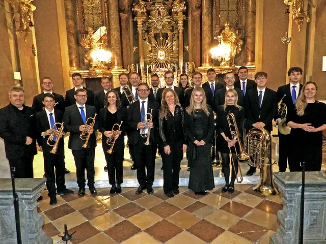 GreinBrass unter Leitung von Wolfgang Rosenthaler  (links) ließ die Basilika Maria Taferl erklingen. Von den Zuhörern gefeiert wurde auch die junge Sopranistin Anna Hinterdorfer (7. von links). Begleitet wurde sie an der Orgel von Maria Hinterdorfer-Riegler (6. von links). Durch das Programm führte Musikschuldirektorin Manuela Kloibmüller (rechts) aus Grein. | Foto: Robert Zinterhof