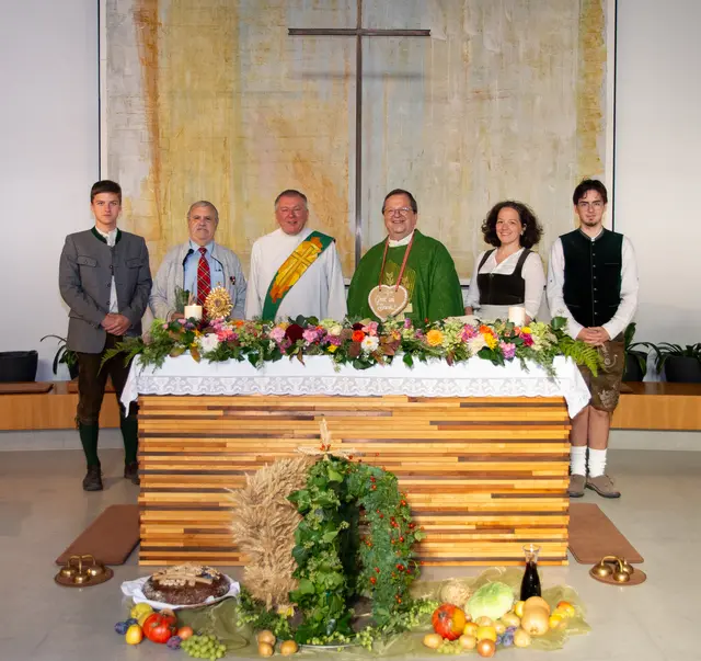 Am Gruppenfoto v.l.n.r.:
- Ministrant Andreas FLEISCHER,
- Pfarrgemeinderat Josef PASTEINER,
- Diakon David FEIMAN,
- Propst Thomas RENNER,
- Gf Pfarrgemeinderätin Elisabeth GOSING,
- Ministrant James GOSLING,