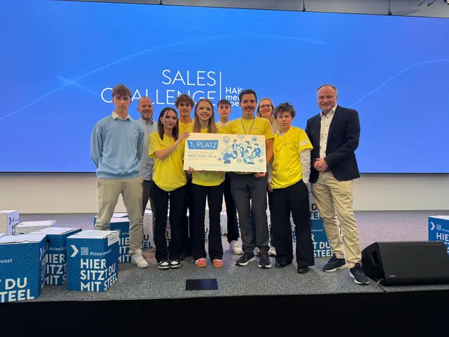 Das Gewinnerteam der HAK Perg mit den Begleitlehrpersonen Simon Mörwald (2. v. li.) und Eva Prenninger-Pusch (3. v. re.) sowie Schulleiter Robert Bayer (rechts). | Foto: HAK Perg