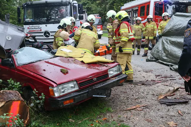 TENT 26: Große Katastrophenschutzübung der Bezirkshauptmannschaft Hallein mit mehr als 400 Einsatzkräften von Feuerwehr, Bergrettung, Wasserrettung, Höhlenrettung, Rotes Kreuz und Polizei im Wiestal.  | Foto: Land Salzburg / Franz Neumayr