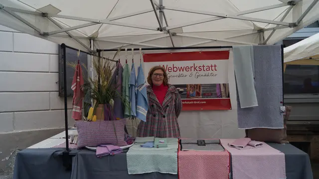 Sonja Etlinger von der Webwerkstatt aus Zams beherrscht das alte Handwerk des Webens. 