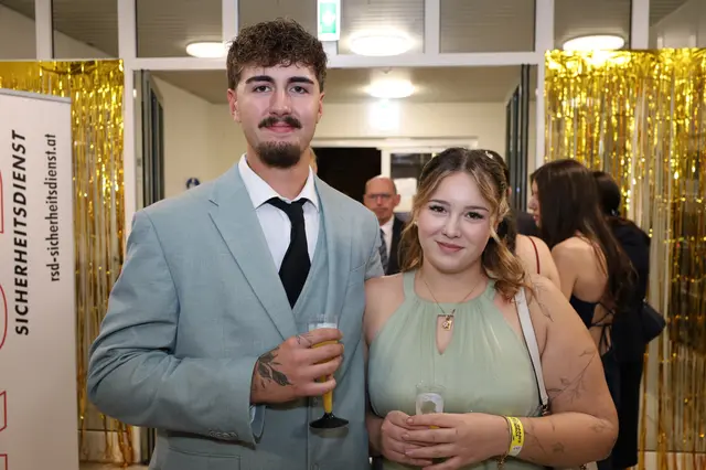 Tobias und Coleen trinken auf eine perfekte Ballnacht. | Foto: Markus Bäumler/zema-medien.de