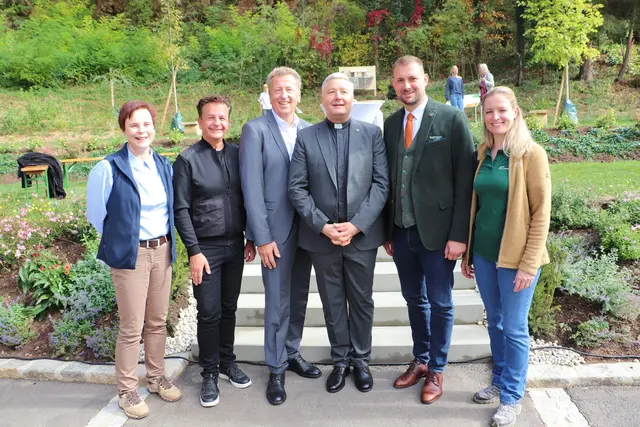 Rechts von Martina Laubreiter, Wolfgang Garber, Haselsdorf-Tobelbads Bgm. Hubert Holzapfel, Pfarrer Claudiu Budău, Premstättens Bgm. Matthias Pokorn und Christina Schmidt-Wimmer verläuft die Grenze zwischen Premstätten und Haselsdorf-Tobelbad | Foto: Edith Ertl