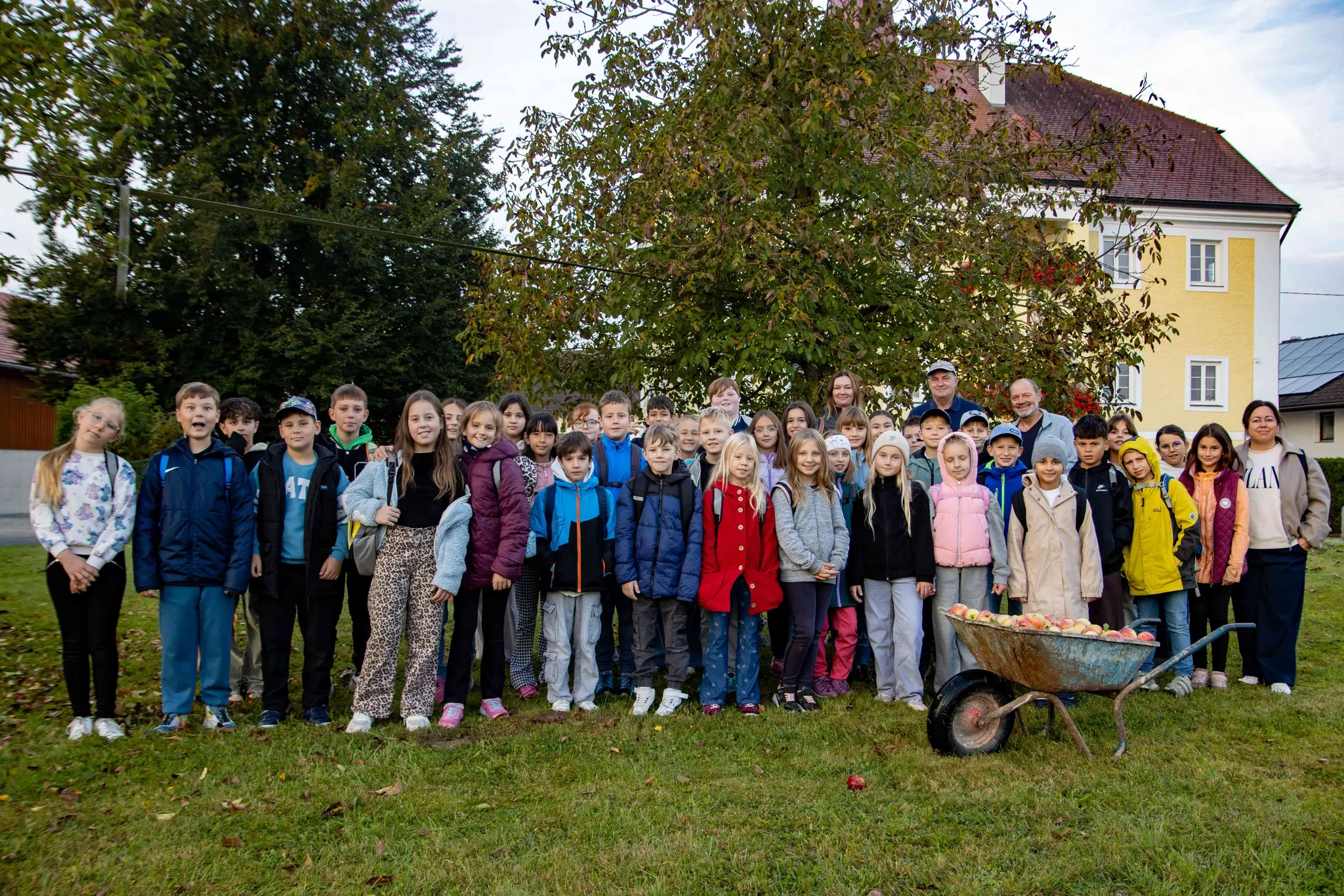 Ein Schultag, der nach Herbst schmeckt: oder wie aus Äpfeln Süßmost wird ...