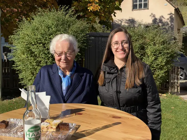 „Auf stolze 90 Lebensjahre blickt Anna Derler, die Höferbäuerin, zurück – hier im Bild gemeinsam mit der jungen Höferbäuerin Sabrina Derler.“