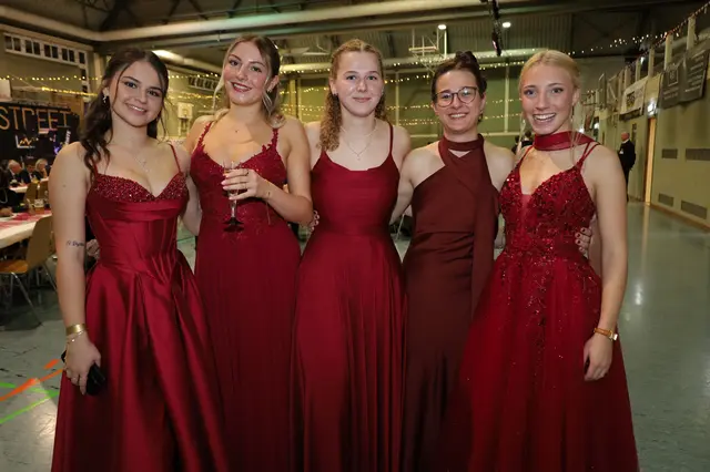 Amalia, Sarah, Theresa, Katharina und Amelie freuen sich schon auf den Eröffnungswalzer. | Foto: Markus Bäumler/zema-medien.de