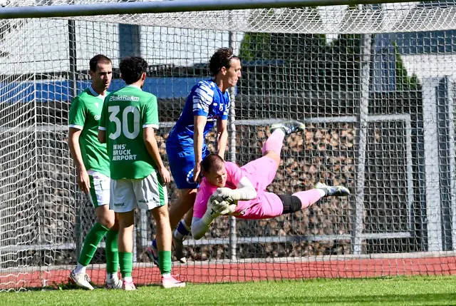 Auch die Torhüter standen im Fokus - im Bild lieferte Völs-Keeper Ricco Tornambe eine spektakuläre Einlage. | Foto: Hassl