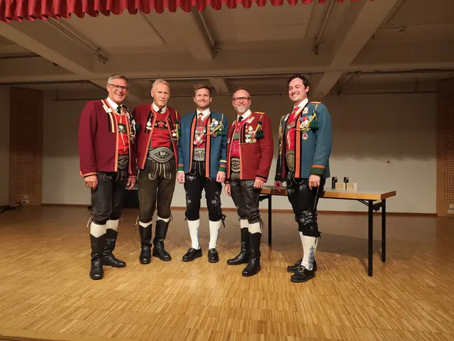 Der alte und neue Schützenkönig heißt Martin Kirchmair (Mitte) - Hans Knoflach, Hansjörg Salchner, Thomas Zangerl und Alexander Haider (v.l.) gratulierten. | Foto: Theresa Lair