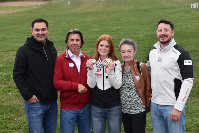 Empfang für die Grasski-Juniorenweltmeisterin in Rettenbach: Romand Dietrich (Bürgermeister Oberdorf), Gerald Guttmann (BSV-Präsident), Tina Hetfleisch, Renate Habetler (Bürgermeisterin Bernstein), Daniel Gschwandtner (Referent Grasski, Obmann-Stellvertreter) | Foto: MeinBezirk/Michael Strini