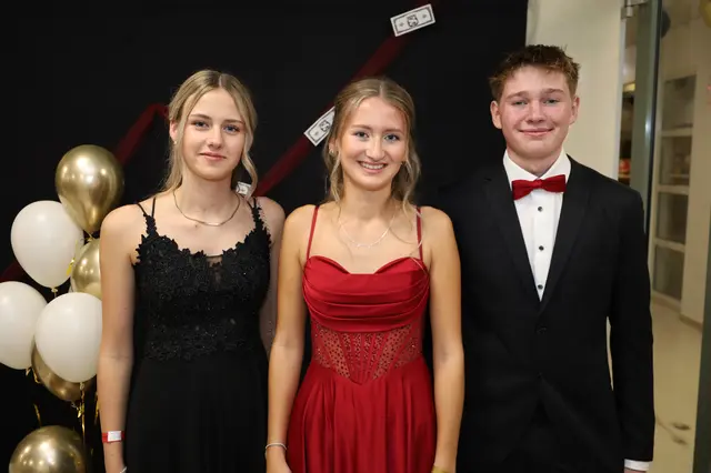 Hannah, Annalena und Alex in festlicher Ballkleidung. | Foto: Markus Bäumler/zema-medien.de