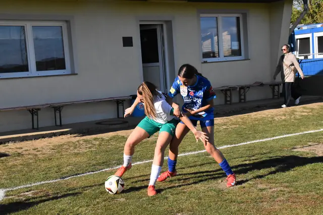 Neusiedls Ivana Dzalto deckt den Ball gegen Elena Fröhlich ab. Am Ende gab es ein 0:0. | Foto: MeinBezirk/Michael Strini