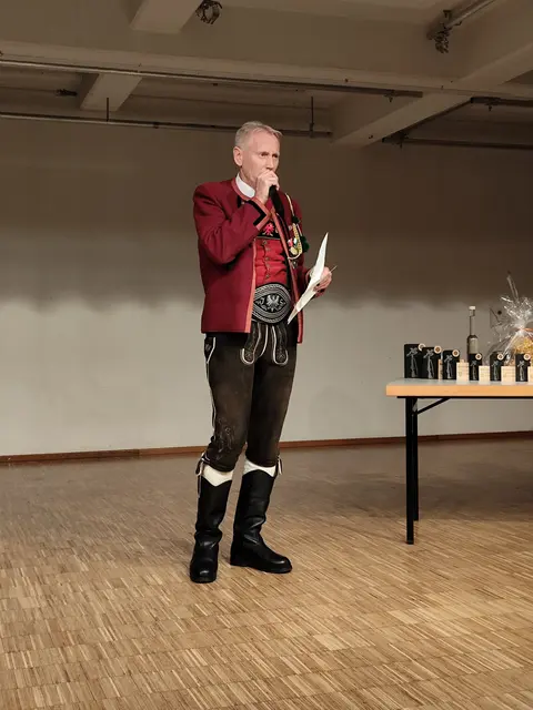 Hauptmann Hansjörg Salchner begrüßte die Teilnehmer erstmals in Tracht. | Foto: Theresa Lair