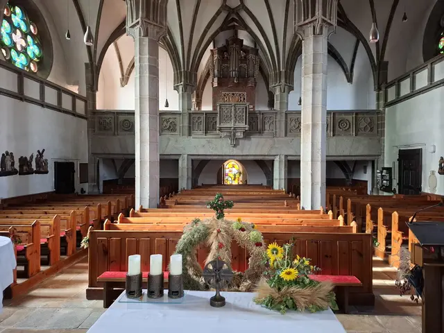 Kirchenbänke zum Abholen. Nur anfangs dieser Woche. Kirchenrenovierung startet.  | Foto: Robert Zinterhof
