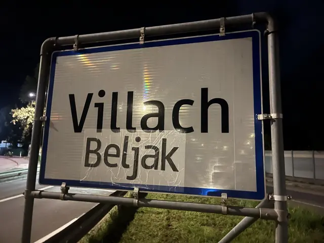 Die "Solidarische Bürger*innen Gruppe "Solidarität in solidarnost" beklebte laut Eigenangaben drei Ortstafeln der Stadt Villach. | Foto: Solidarnost Gruppe