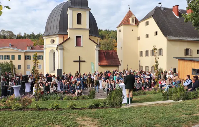 Unter großer Beteiligung der Bevölkerung wurden hinter der Kirche Tobelbad Lebensplätze und ein Ort für Baumbestattungen eingeweiht. | Foto: Edith Ertl