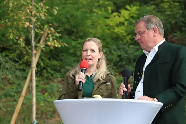 Christina Schmidt-Wammerl ist Ansprechperson von Klosterwald Kaiserwald für Baumbestattungen. "Der Klosterwald steht allen Menschen offen, unabhängig von Konfession, Herkunft oder persönlicher Weltanschauung". www.klosterwald.at/kaiserwaldbeigraz  Tel. 0316-204233  | Foto: Edith Ertl