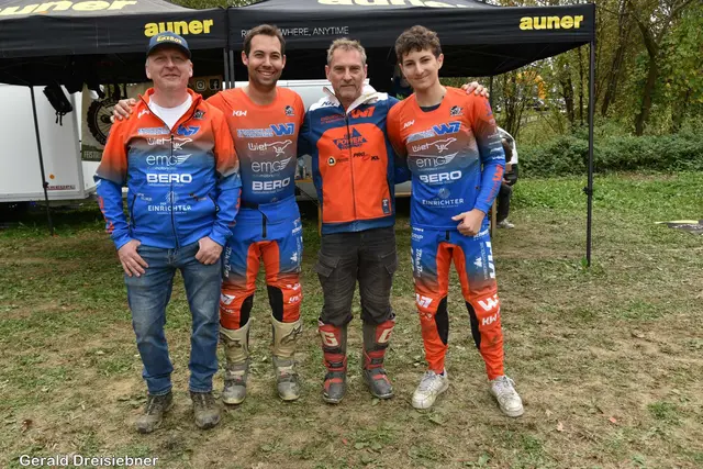 Ein Teil des Teams um Obmann Stefan Glanzer (2.v.r.) | Foto: Gerald Dreisiebner