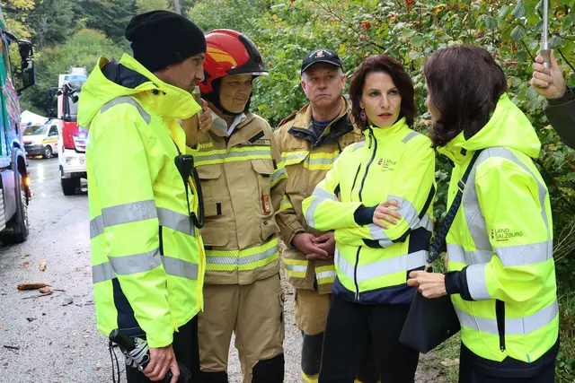 Im Bild Landeshauptfrau Karoline Edtstadler und Bezirkshauptfrau Monika Vogl sowie der Katastrophenschutzreferent der Bezirkshauptmannschaft Hallein Andreas Leiter und Landesfeuerwehrkommandant Günter Trinker. | Foto: Land Salzburg / Franz Neumayr