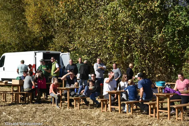 Viele Besucher und Landwirte kamen auf dem Maisfeld | Foto: Gerald Dreisiebner