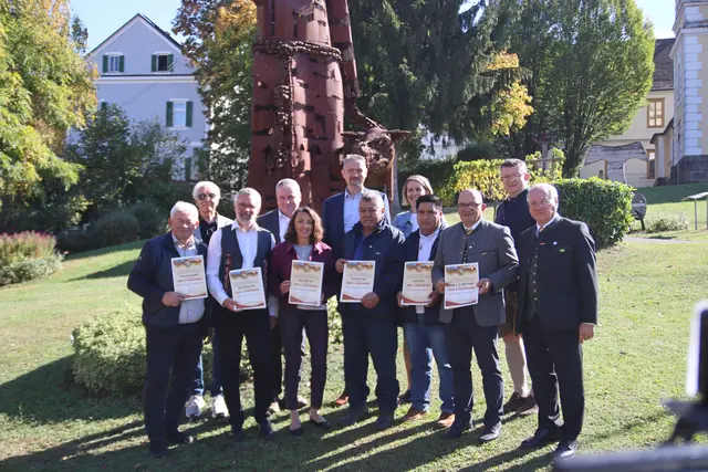 Die verantwortlichen Personen für die Partnerschaft bekamen eine Dankesurkunde des Steirischen Vulkanlandes | Foto: MeinBezirk/Herwig Brucker