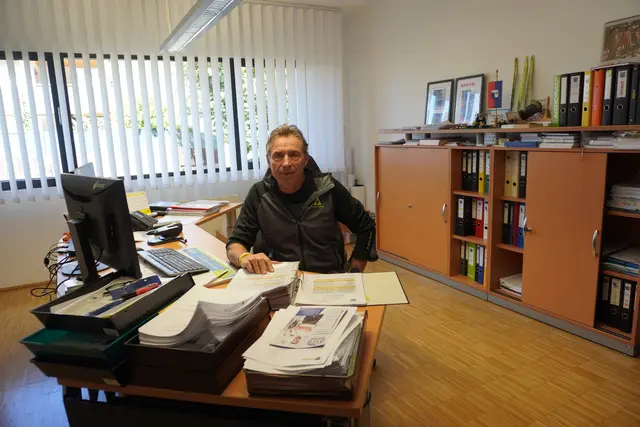 Bürgermeister Josef Giner erzählt, an welchen Projekten die Gemeinde Unterperfuss gerade arbeitet.  | Foto: AMG