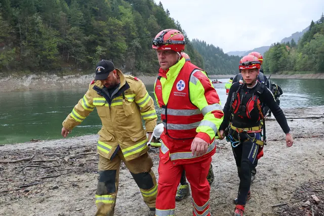 TENT 26: Große Katastrophenschutzübung der Bezirkshauptmannschaft Hallein mit mehr als 400 Einsatzkräften von Feuerwehr, Bergrettung, Wasserrettung, Höhlenrettung, Rotes Kreuz und Polizei im Wiestal.  | Foto: Land Salzburg / Franz Neumayr