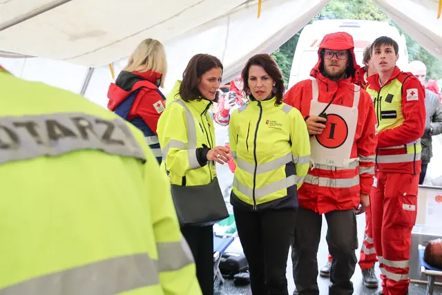 Im Bild Landeshauptfrau Karoline Edtstadler und Bezirkshauptfrau Monika Vogl.  | Foto: Land Salzburg / Franz Neumayr