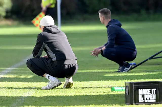 Hochspannung in der Coaching-Zone: Lion Wetzel (li.) und Patrick Hager bei einer Synchron-Atempause. | Foto: Hassl