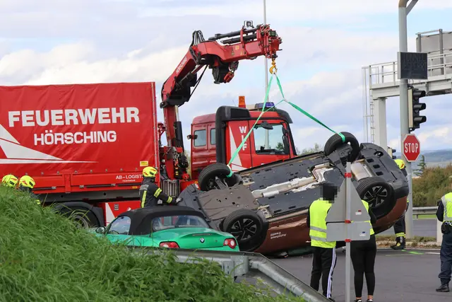 Die B1 Wiener Straße war in Fahrtrichtung Linz für rund eine Stunde gesperrt. Der Verkehr wurde über das Ortsgebiet Neubau umgeleitet.  | Foto: laumat/Matthias Lauber